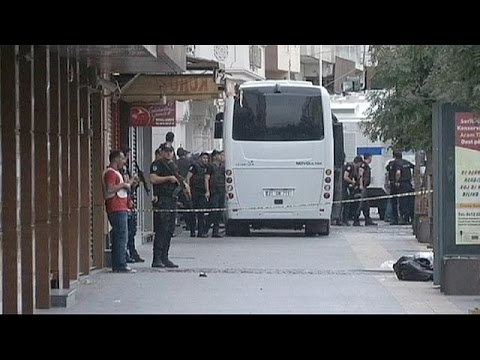 شاهد مقتل اثنين من عناصر الأمن التركي في مواجهات مع أكراد