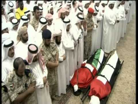 شاهد حشود المواطنين والمقيمين يتوافدون لوداع الشهداء