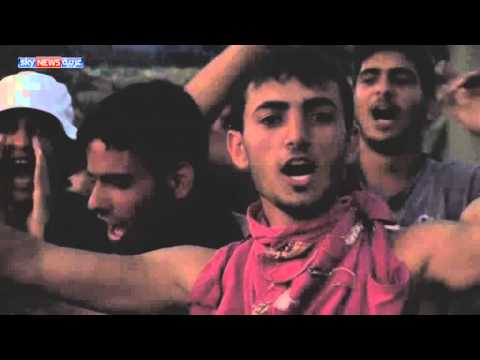 شاهد تجدد التوتر بين الشرطة اليونانية ولاجئين