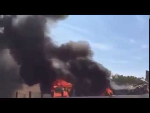 حادثة مروعة نتيجة انقلاب شاحنة واندلاع النيران فيها