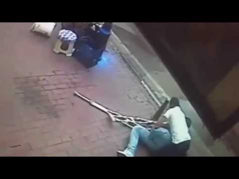 شاهد  ماذا حدث لرجل بقدم واحدة حاول إثارة الفوضى بمسدسه