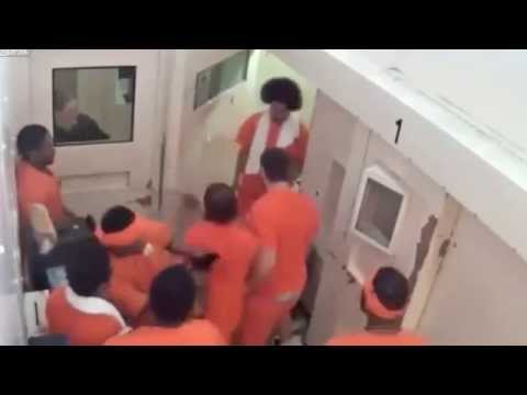 شاهد اعتداء وحشي على سجين مسلم