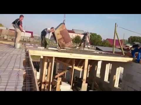 عامل يسقط من سقف تحت الإنشاء والخرسانة تلاحقه