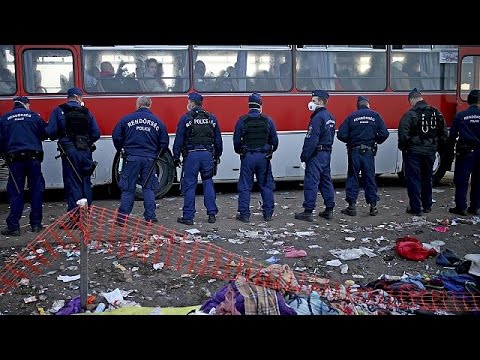 شاهد تدفق المهاجرين على آخر معبر في المجر