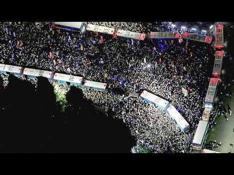 شاهد 45 ألف شخص يرفضون مشاركة جيشهم في الحرب