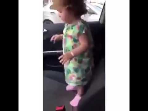 بالفيديو سحر الموسيقى على طفلة تبكى بالدموع