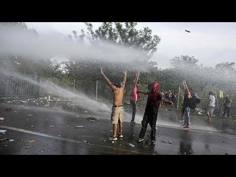 شاهد اشتباكات بين اللاجئين والشرطة في حدود المجر مع صربيا