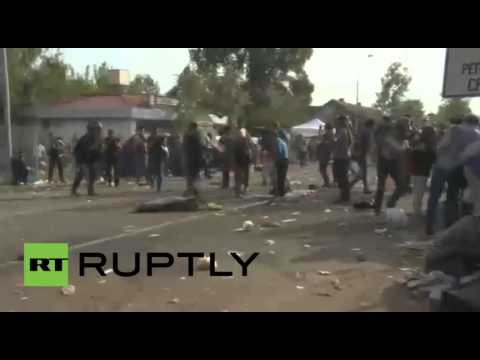 شاهد الشرطة الهنغارية تستخدم الهراوات ضد لاجئين