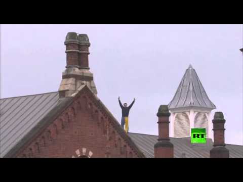 سجين يعتلي سطح السجن لمدة 40 يومًا