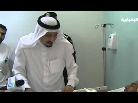 ملك السعودية يزور مصابي حادث الرافعة