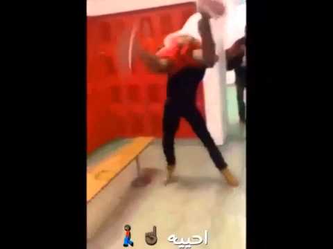 بالفيديو شاب يلقن مراهقا علقة ساخنة