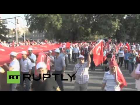 شاهد الآلاف يشاركون في مسيرة دعمًا للوحدة الوطنية في أنقرة