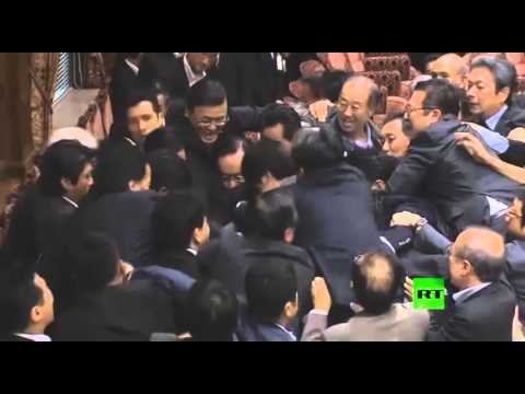 بالفيديو مشاجرة في البرلمان الياباني