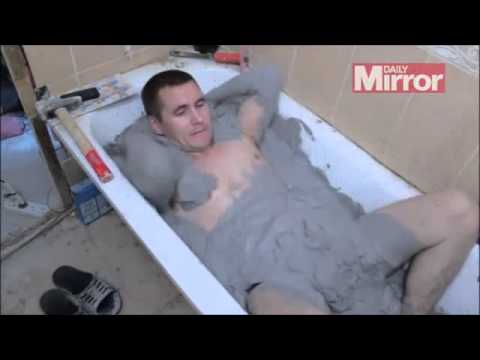 بالفيديو ماذا حدث لرجل حاول الاستحمام بالجبس