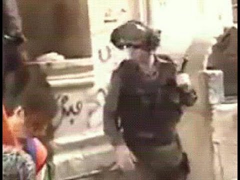 فيديو جندي إسرائيلي يضرب سيدة لدفاعها عن الأقصى