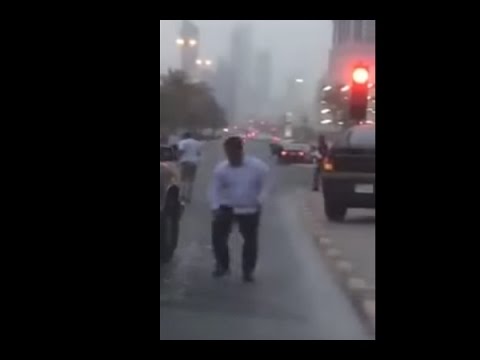 شاهد شرطي يعتدي على مواطن اتهمه بـالرشوة