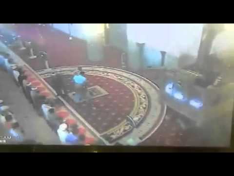 رجل يصفع إمام مسجد على وجهه أثناء الصلاة