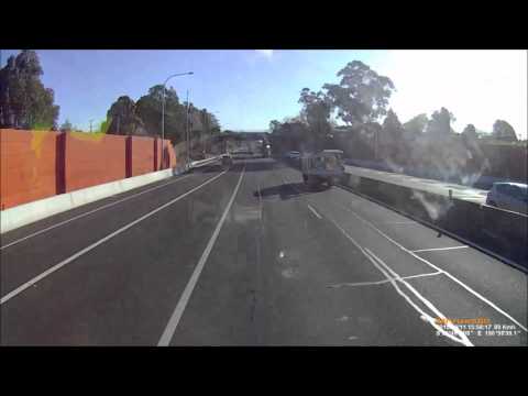 شاهد سائق استرالي يتنبأ بانقلاب شاحنة تسير أمامه