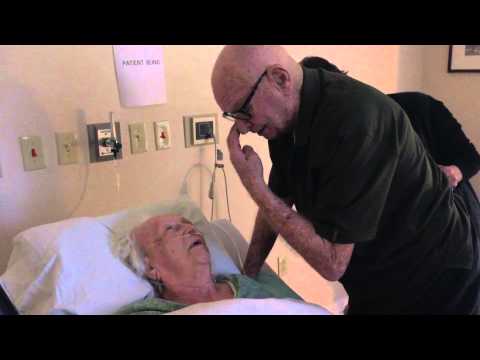 شاهد زوج 92 عامًا يغني لزوجته أنشودة حبهما