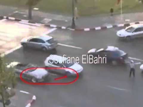 شاهد رد فعل الملك محمد السادس بعد عرقلة سيارته