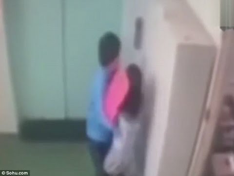 رجل يحاول اغتصاب موظفة فى مقر عملها وزملائها يراقبون