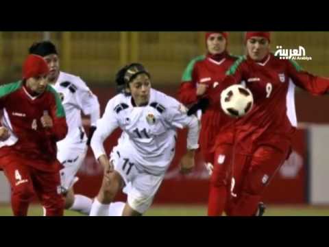 شاهد ثمانية رجال في منتخب النساء الإيراني لكرة القدم