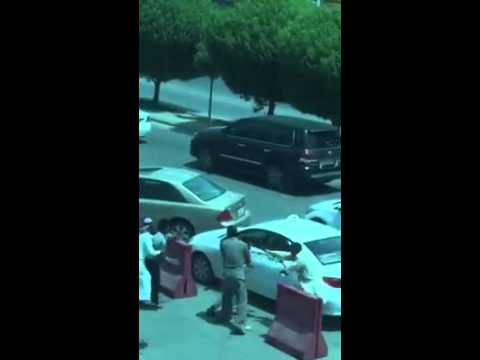 شاهد مشاجرة عنيفة بين سعودي وسائق تاكسي