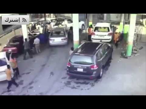شاهد سائق سعودي متهور يدهس عامل مغسلة