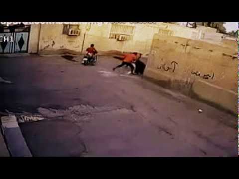 شاهد شابان يسحلان امرأة أمام طفلتها بعد سرقتها