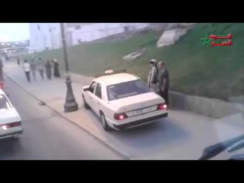 شاهد سيارة أجرة تمشي فوق الرصيف في طنجة