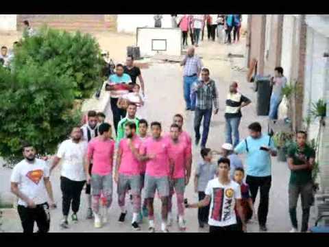 لاعبو الزمالك يردون تحية الجماهير من فوق أسوار النادي