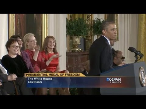 الرئيس أوباما يمنح الميدالية للممثلة الأميركية ميريل ستريب