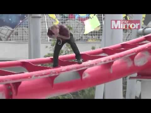 شاهد نجاة مغامر من الموت بسبب لعبة أفعوانية