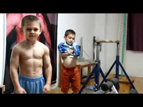 طفلين رشيقين يبنيان عضلات جسمهما
