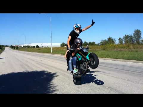 3 شباب يستعرضون مهاراتهم البهلوانية على دراجة واحدة