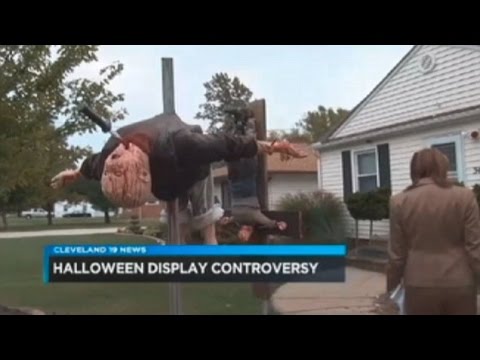 شاهدأسرة أميركية تعلق دمي جثث مقتولة في حديقة المنزل