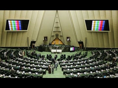 شاهد مجلس الشورى الإيراني يصادق على الاتفاق النووي