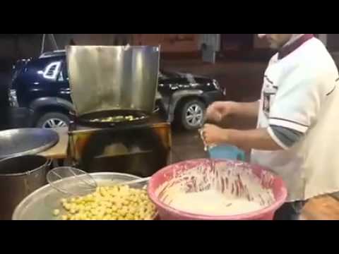 شاهد صانع زلابيا سورى لا يخطئ الهدف أبدا