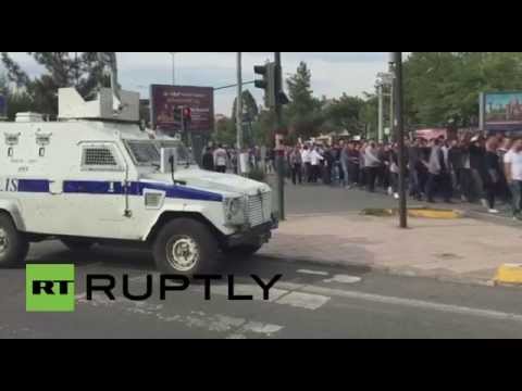 شاهد قوات الأمن التركية تستخدم خراطيم المياه لتفريق مظاهرات