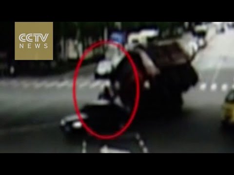 شاهد رجل محظوظ ينجو من انقلاب شاحنة