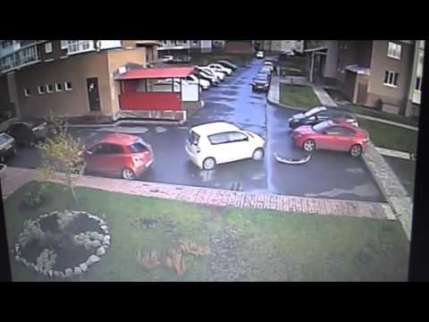 أسوأ سائق في العالم يصطدم بـ3 سيارا