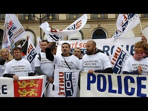 شاهد عناصر الشرطة الفرنسية يتظاهرون لعدم اكتراث السلطات بتزايد أعبائهم