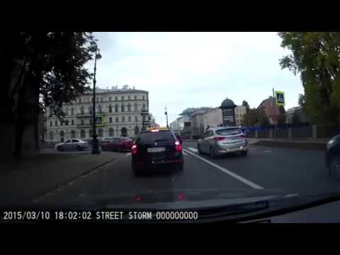 شاهد رجل أعمال يلقي بشخص لمس سيارته في البحر