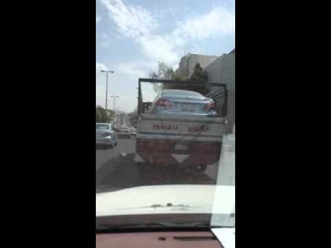 شاهد شاحنة تحمل سيارة أخرى وتعرض المواطنين للخطر