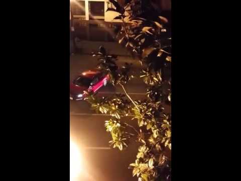 شاهد قاطع طريق يصر على مهاجمة المارة بسلاح أبيض