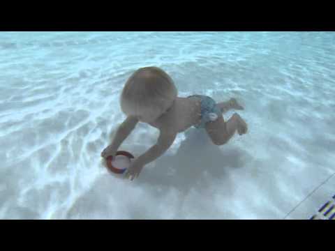 شاهد طفلة 17 شهر تتعلم السباحة والغطس قبل المشي