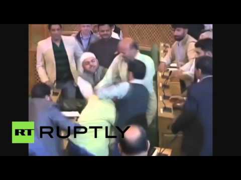 شاهد مشاجرة بالأيدي في البرلمان الهندي
