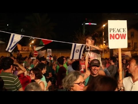 شاهد آلاف الإسرائيليين يتظاهرون من أجل السلام مع الفلسطينيين