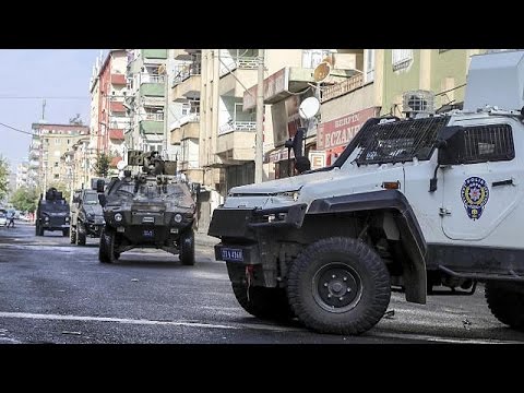 شاهدمقتل شرطيَّين تركيَّين وسبعة عناصر من داعش