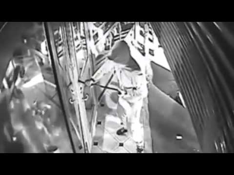 شاهد ذكاء صاحب متجر مجوهرات يحبط عملية سطو مسلح